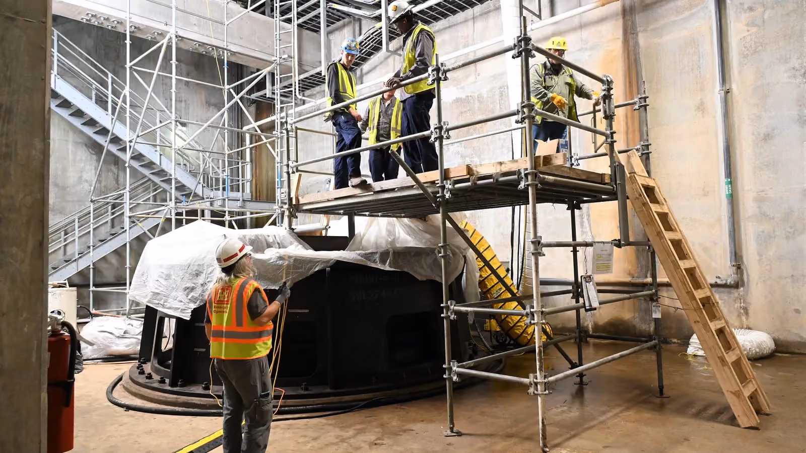Workers on a scaffold platform above a repair site and a worker on the floor below; pose skeletons mark five people, three of them working at height.