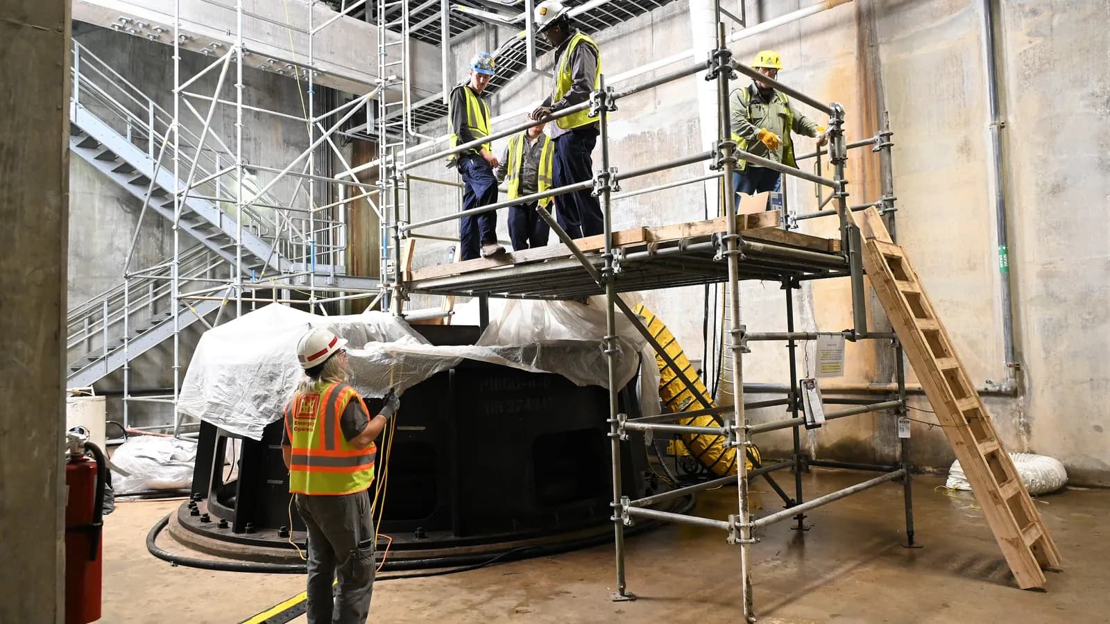 Workers on a scaffold platform above a repair site and a worker on the floor below; pose skeletons mark five people, three of them working at height.
