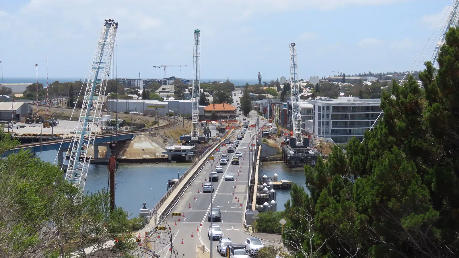 Traffic crosses the Fremantle Traffic Bridge in Western Australia beside the cranes building its replacement, seen from Cantonment Hill; boxes mark 22 cars and 2 trucks.