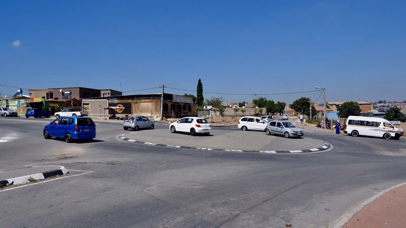 Cars and people on foot move around a busy traffic circle; boxes mark 12 cars, 7 people and 1 truck.
