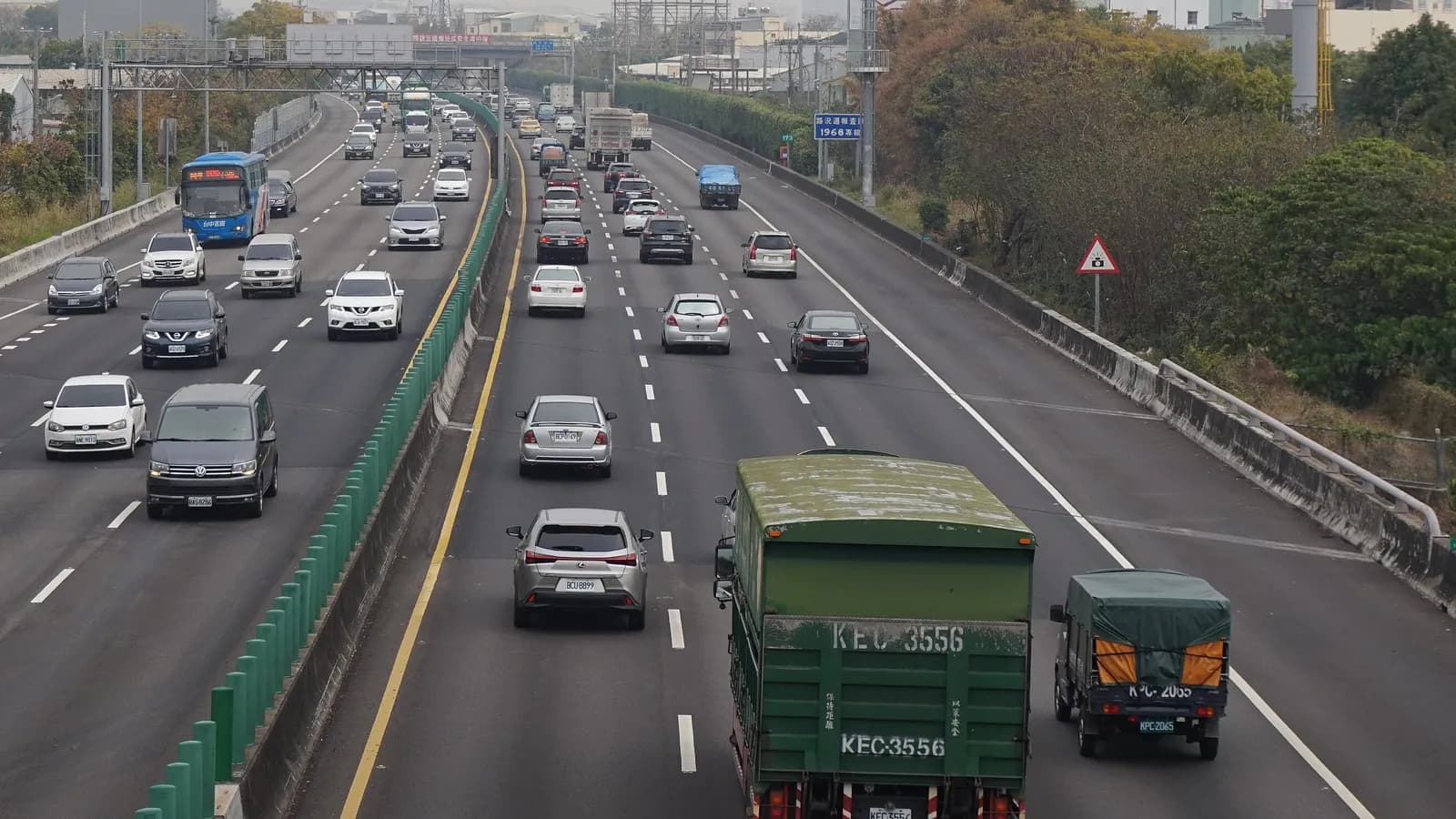 Northbound traffic on a six-lane freeway seen from an overpass; boxes mark 21 cars, 3 trucks and a bus.