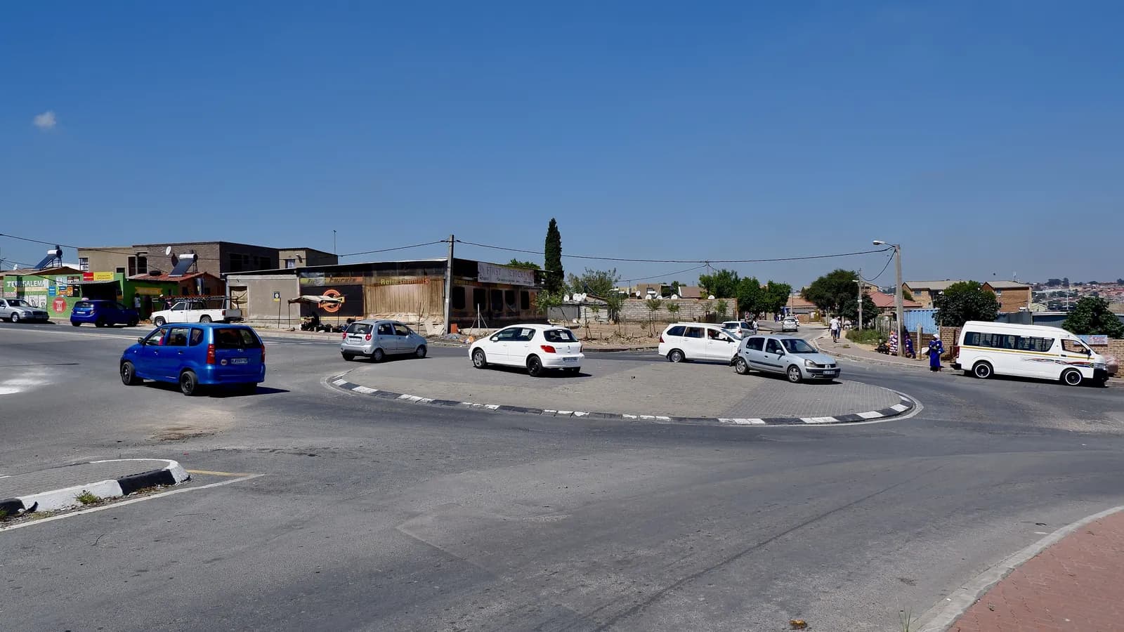Cars and people on foot move around a busy traffic circle; boxes mark 12 cars, 7 people and 1 truck.