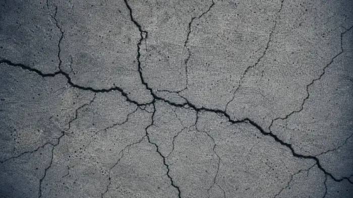 Material surface with branching cracks for crack detection and growth tracking
