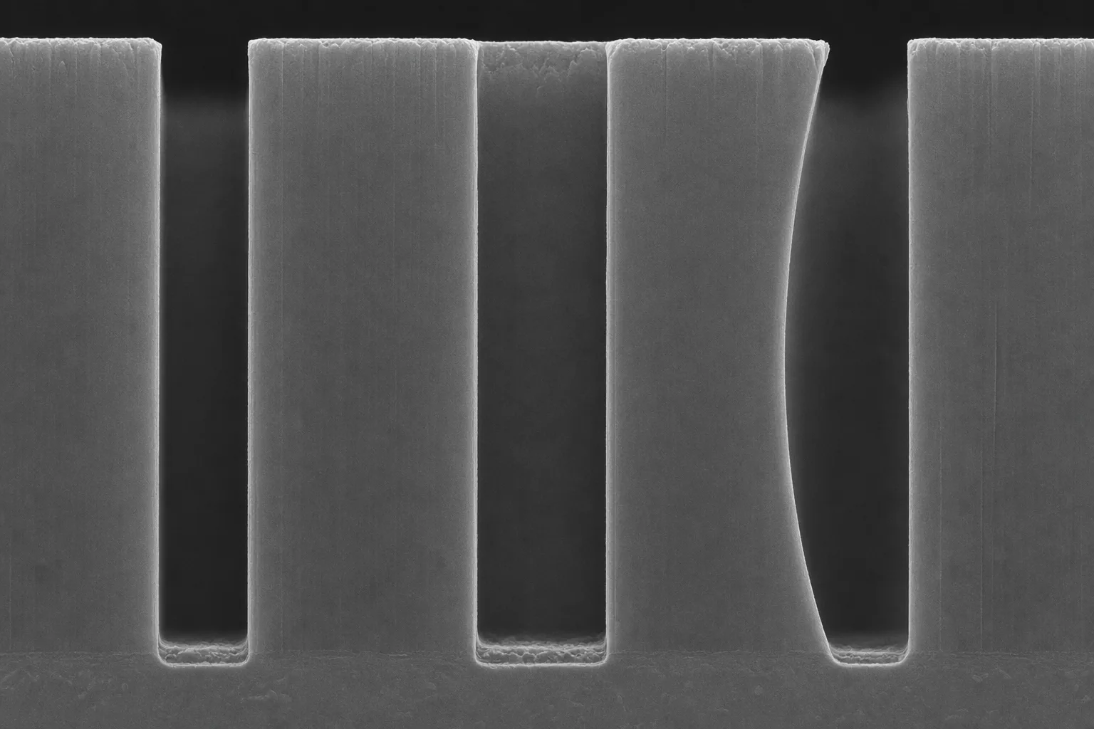 Illustrative SEM-style cross-section of high-aspect-ratio semiconductor trenches
